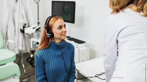 Bei einer Frau mit Tinnitus wird der Schweregrad anhand verschiedener Hörtests ermittelt