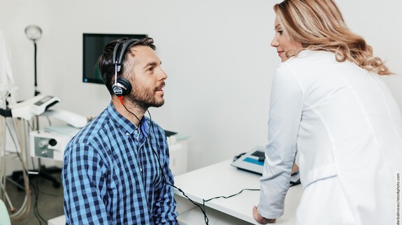 Bei einem Mann mit Tinnitus wird der Schweregrad anhand verschiedener Hörtests ermittelt Bei einem Mann mit Tinnitus wird der Schweregrad anhand verschiedener Hörtests ermittelt