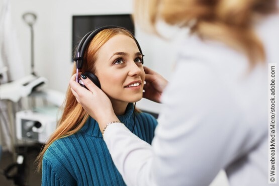 Bei einer Frau mit Tinnitus wird der Schweregrad anhand verschiedener Hörtests ermittelt