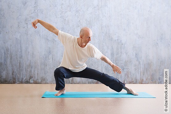 Ein Mann praktiziert Qigong zur Selbsthilfe bei Tinnitus.